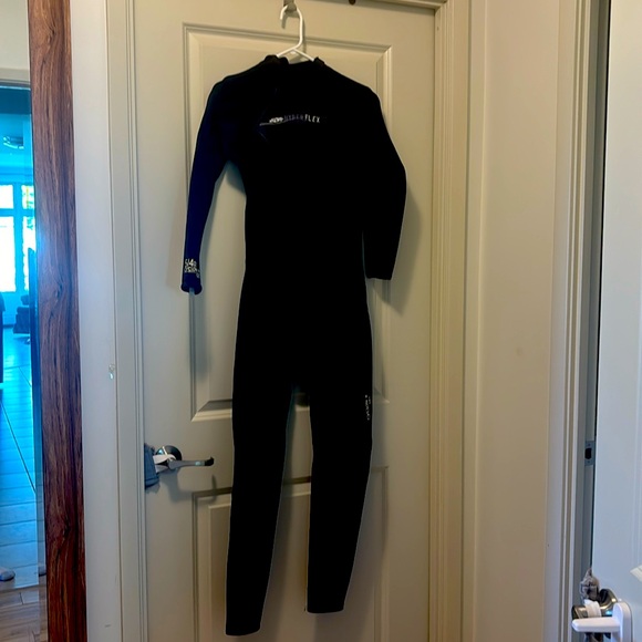 Women’s Size 8 Wetsuit - Picture 1 of 5